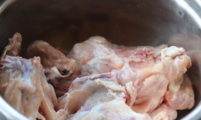 秋天，别就知道吃牛肉羊肉，5元一斤的鸡架，炖一炖，比猪肉还香