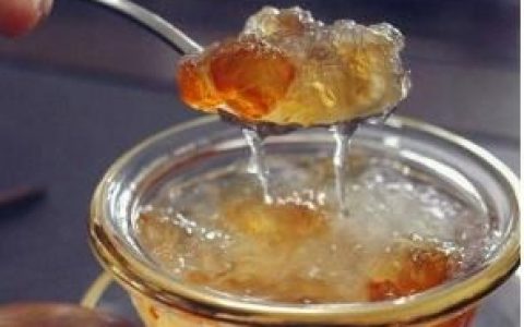 蜂蜜跟燕窝可以一起吃吗(炖好的燕窝可以放蜂蜜一起吃吗)