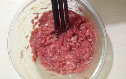牛肉馄饨馅的做法，牛肉馅馄饨应该怎么调馅，选取牛肉哪个部位比较好