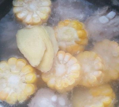 菌菇玉米排骨汤#春天肉菜这样吃#