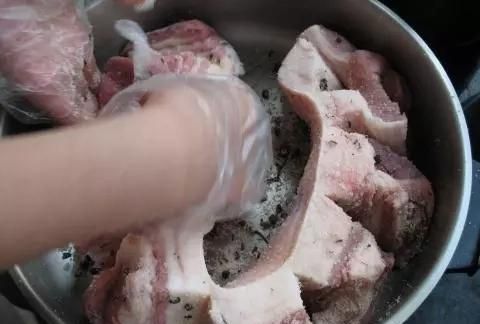 咸肉的做法，夏季腌咸肉最好吃的做法图3