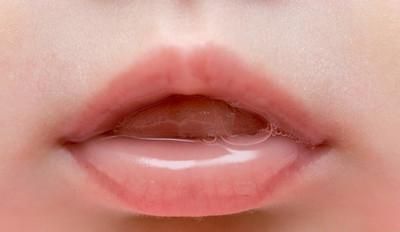 口腔里的唾液有什么作用(口腔流出的唾液有什么功效)图1