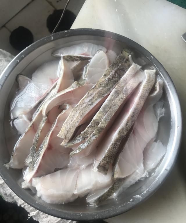 教钓鱼的大湿们做鱼，做鱼尽情的享受生活