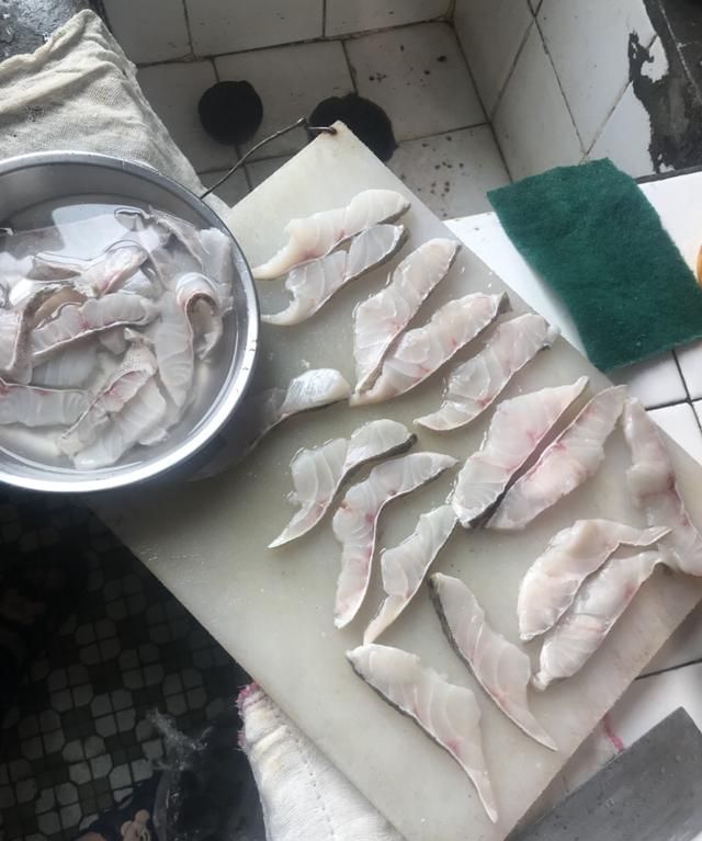 教钓鱼的大湿们做鱼，做鱼尽情的享受生活