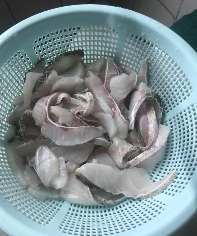 教钓鱼的大湿们做鱼，做鱼尽情的享受生活
