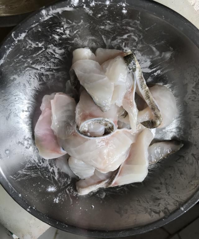 教钓鱼的大湿们做鱼，做鱼尽情的享受生活