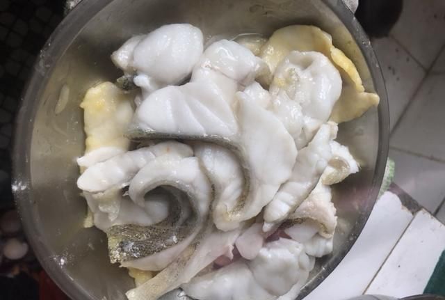 教钓鱼的大湿们做鱼，做鱼尽情的享受生活