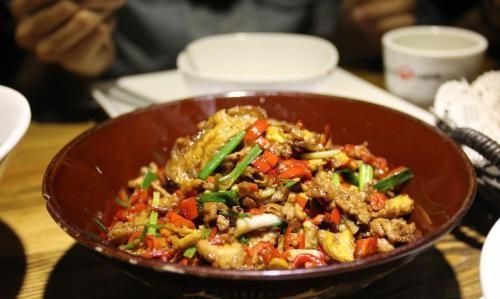 湖南最出名的菜是剁椒鱼头、辣椒炒肉，排名第三的是什么菜呢图1