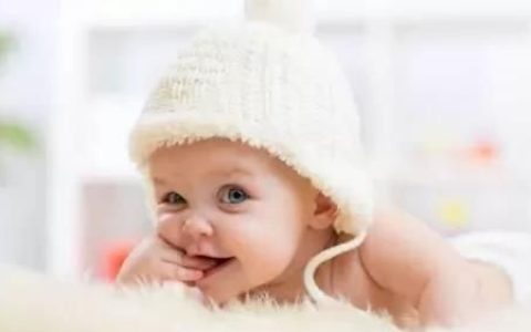 有时婴幼儿喜欢吸吮手指可以不予干预,这对稳定婴幼儿
