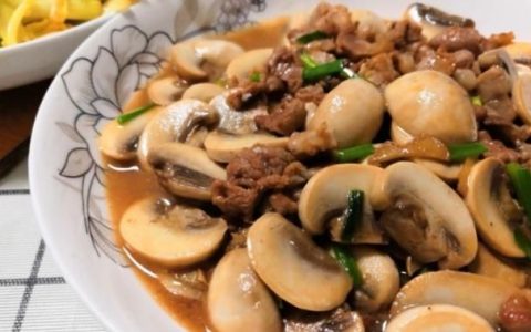 蘑菇营养丰富，可以制作多种菜肴，能推荐几种家常菜的做法吗